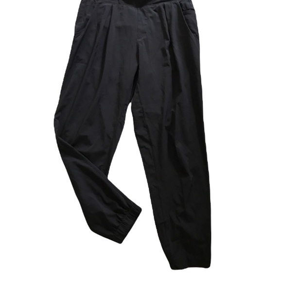 Lululemon Light weight Jogger with elasticized waist and ankles. Size 4 - Picture 2 of 9
